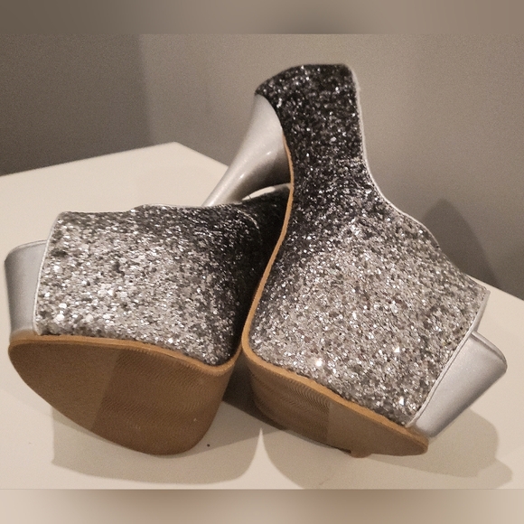 Myrtle Gradient Silver Sequined Peeptoe Heels w/ Platform Size 5 - Picture 4 of 4